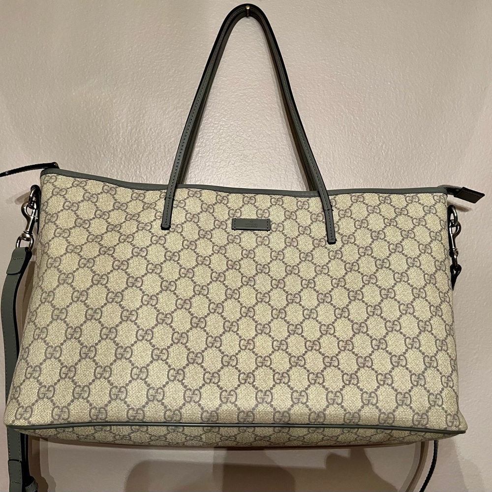 Authentic Gucci shoulder bag in Excellent condition with dust bag and box.